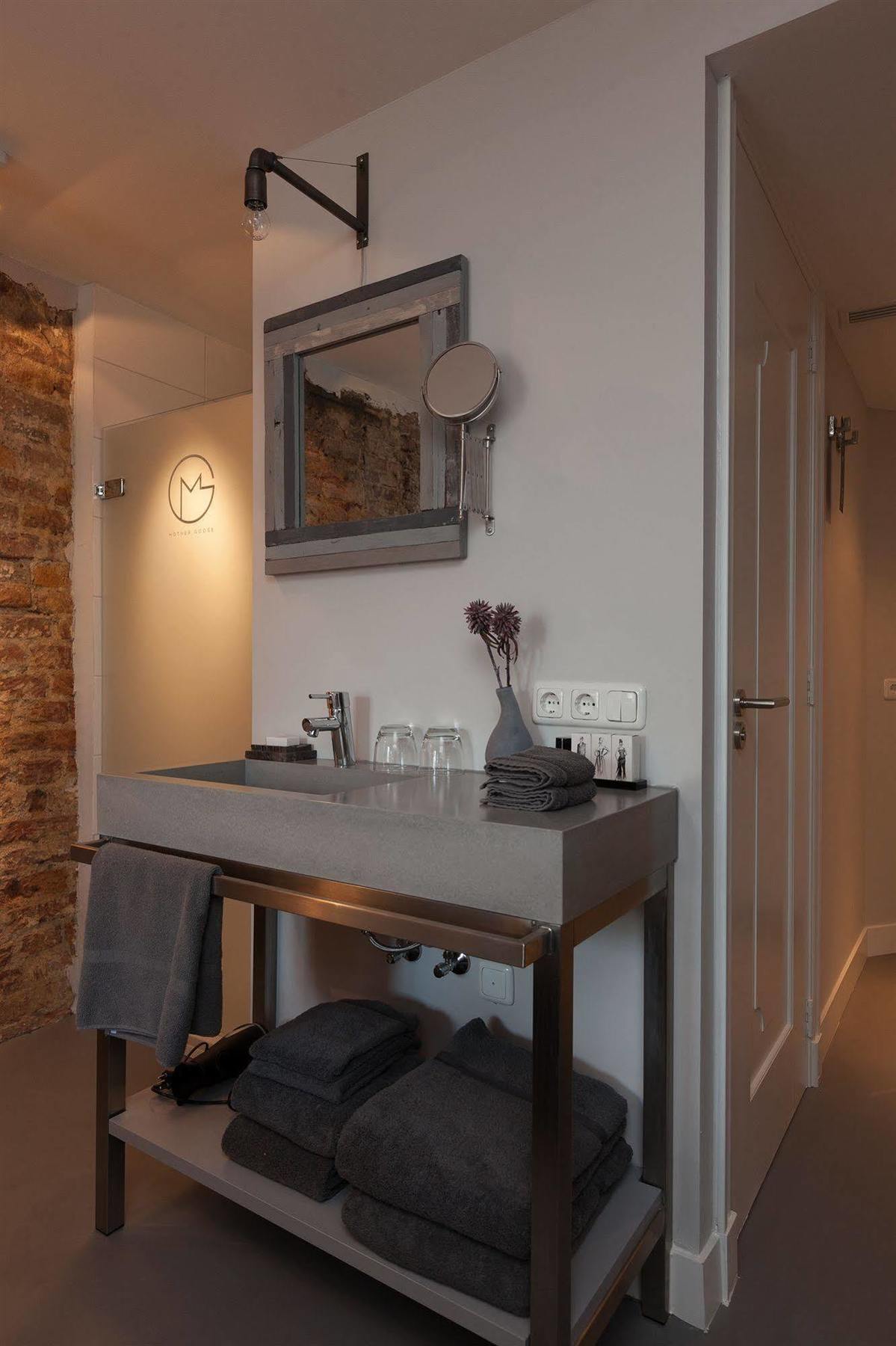 Mother Goose Hotel Utrecht Bagian luar foto